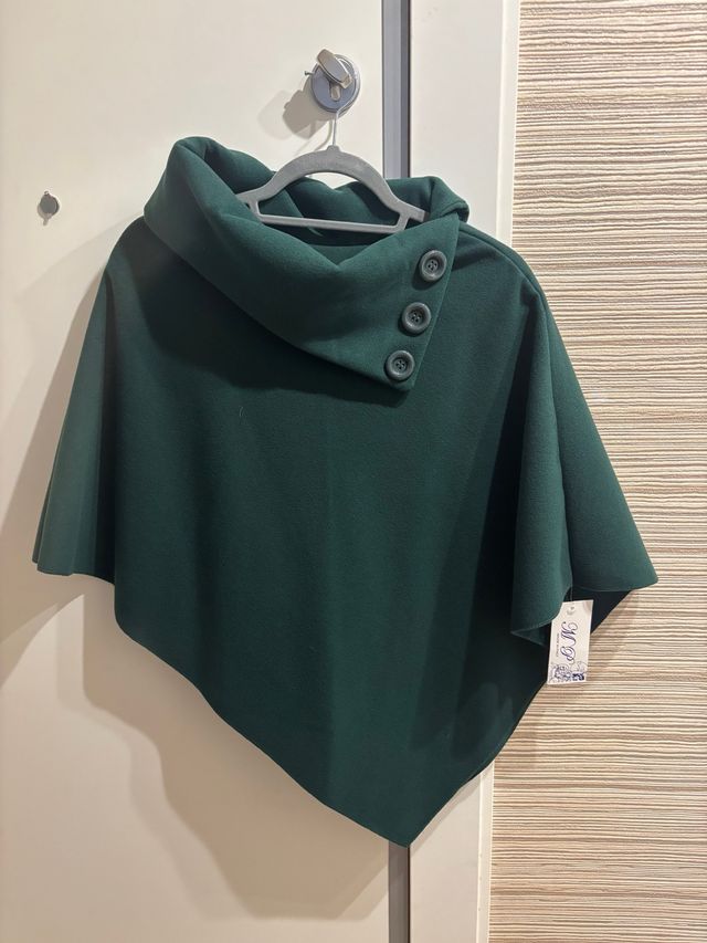 Capa verde botella cuello alto botones