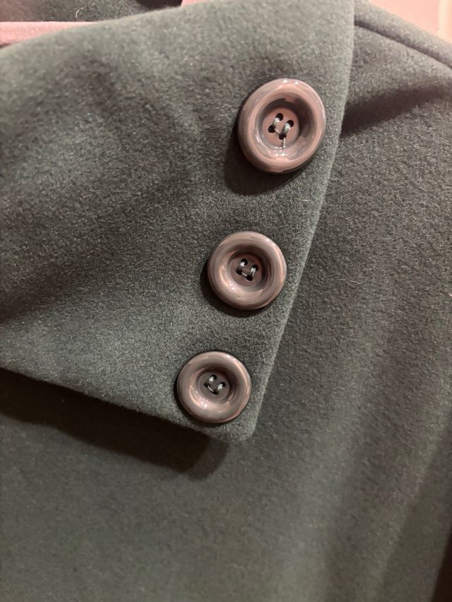 Capa verde botella cuello alto botones