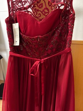 Vestido granate con encaje y falda de tul