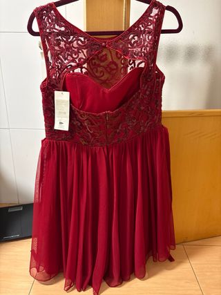 Vestido granate con encaje y falda de tul