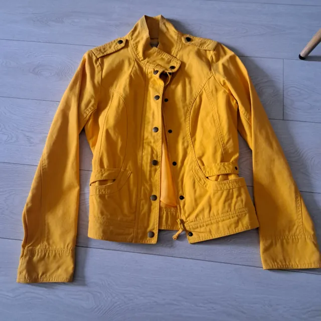 Chaqueta amarilla estilo militar