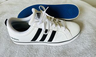 Zapatillas Adidas Blancas y Negras