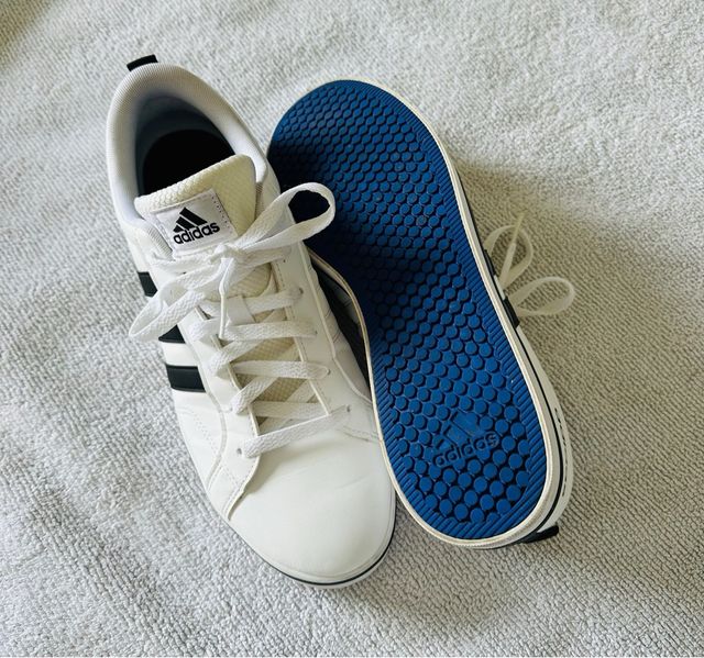 Zapatillas Adidas Blancas y Negras