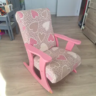 Mecedora infantil corazones rosas