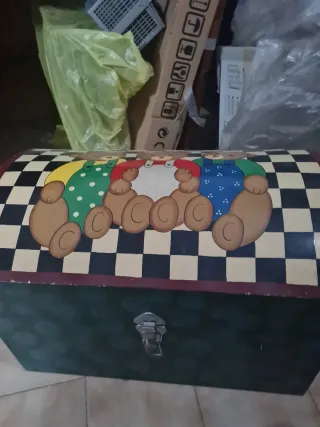 Arcón decorado con ositos Y peluche de la foto