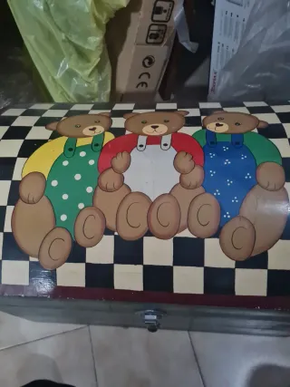 Arcón decorado con ositos Y peluche de la foto