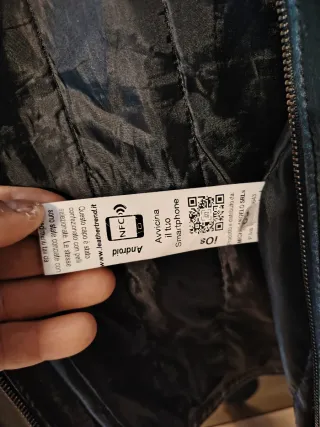 Chaqueta de cuero  Tiene una agujero pero no si ve