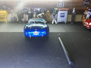 Shelby Cobra 1/18 Road Signature Azul