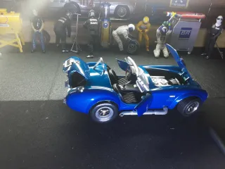 Shelby Cobra 1/18 Road Signature Azul
