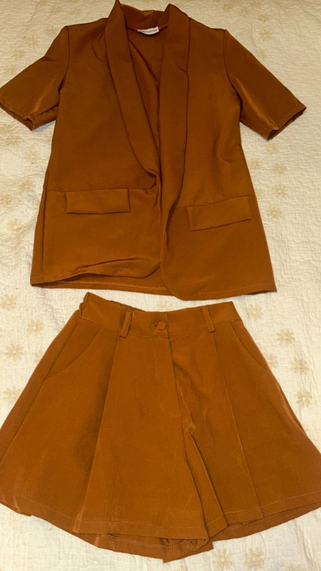 Traje de chaqueta y pantalón corto marrón