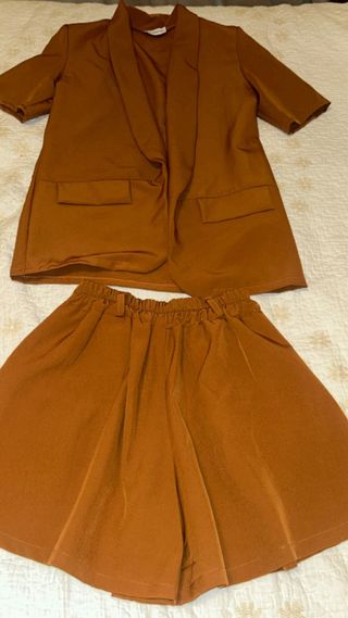Traje de chaqueta y pantalón corto marrón
