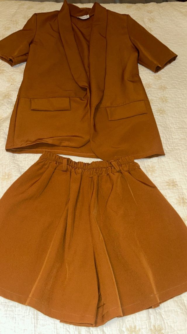 Traje de chaqueta y pantalón corto marrón