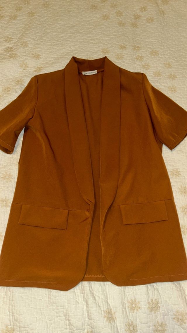 Traje de chaqueta y pantalón corto marrón