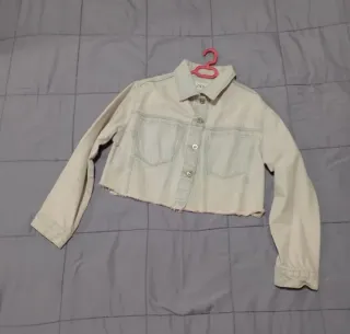 Chaqueta acolchada niña verde + chaqueta vaquera.