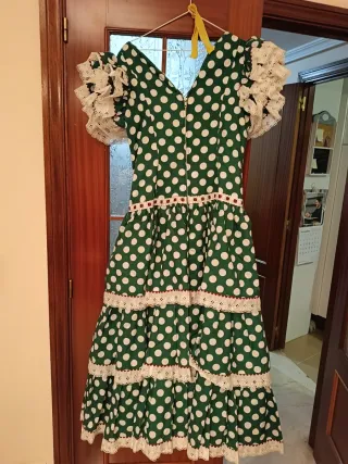 Vestido de flamenca verde con lunares blancos
