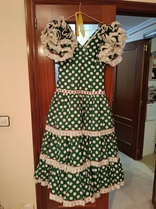Vestido de flamenca verde con lunares blancos