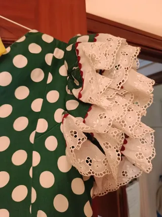Vestido de flamenca verde con lunares blancos