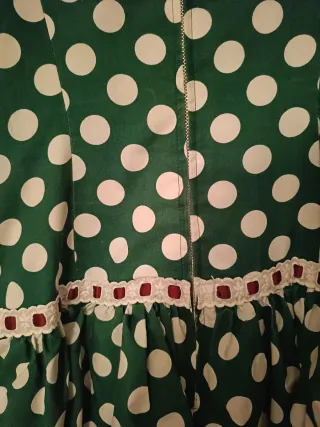 Vestido de flamenca verde con lunares blancos