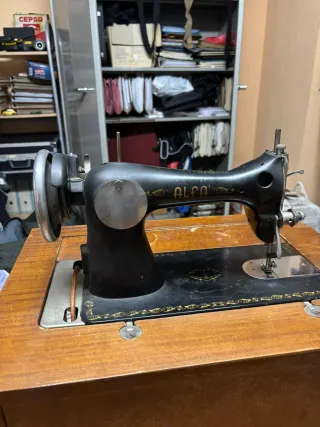 Mueble Máquina de Coser Antigua Alfa