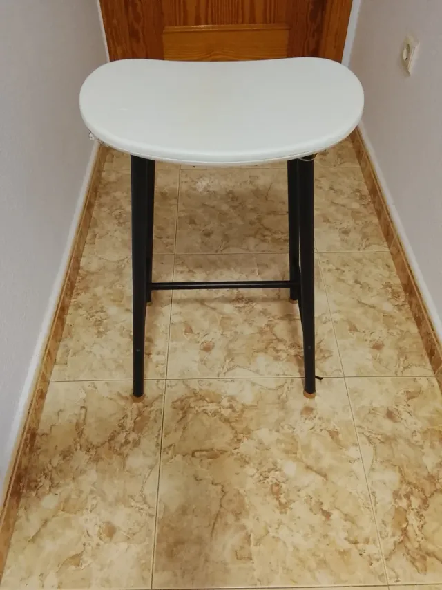 Taburete asiento Blanco de plástico patas de Metal