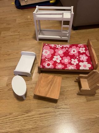 Muebles de madera para casa de muñecas