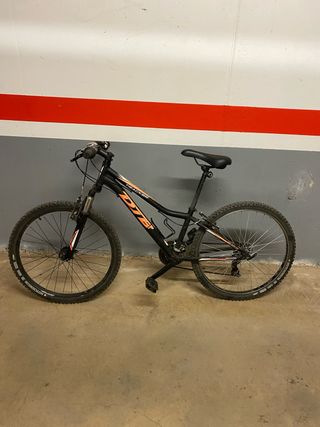 Bicicleta de montaña negra