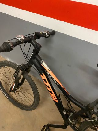 Bicicleta de montaña negra