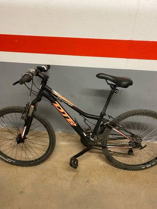 Bicicleta de montaña negra