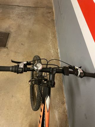 Bicicleta de montaña negra