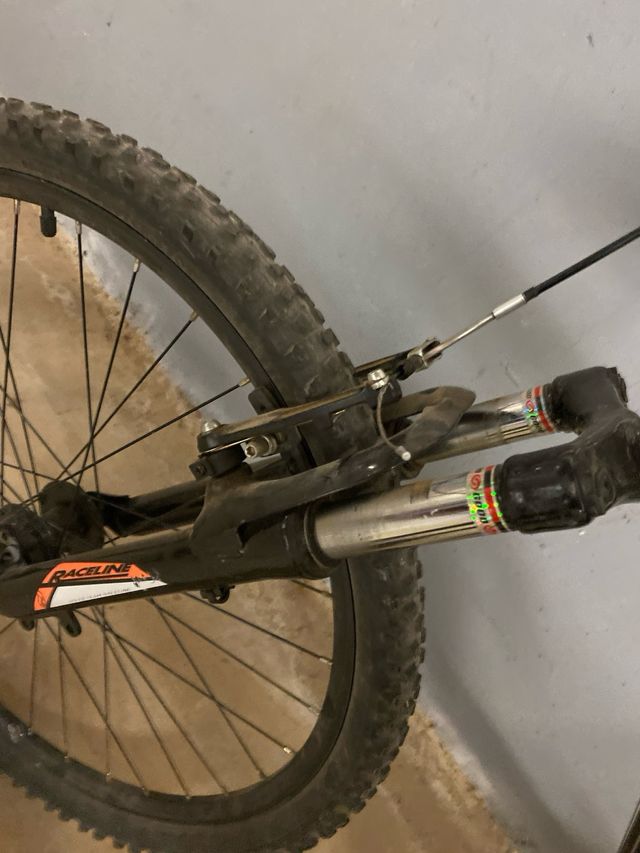 Bicicleta de montaña negra