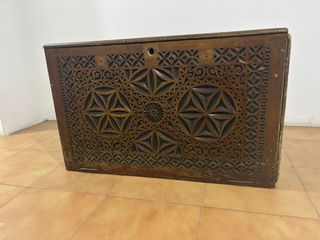 Arcón antiguo tallado