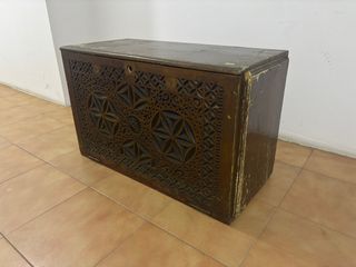 Arcón antiguo tallado