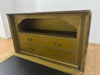 Arcón antiguo tallado