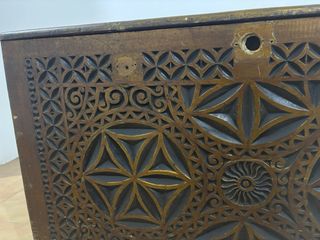 Arcón antiguo tallado