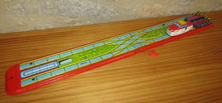 ANTIGUA PISTA TREN HOJALATA CON LOCOMOTORA Y VAGON