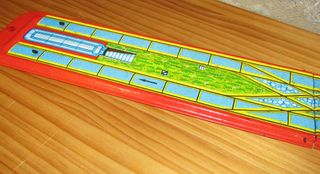 ANTIGUA PISTA TREN HOJALATA CON LOCOMOTORA Y VAGON