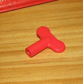 ANTIGUA PISTA TREN HOJALATA CON LOCOMOTORA Y VAGON