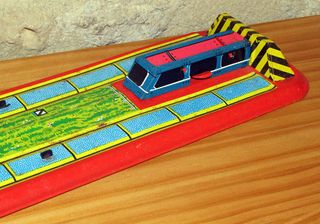 ANTIGUA PISTA TREN HOJALATA CON LOCOMOTORA Y VAGON