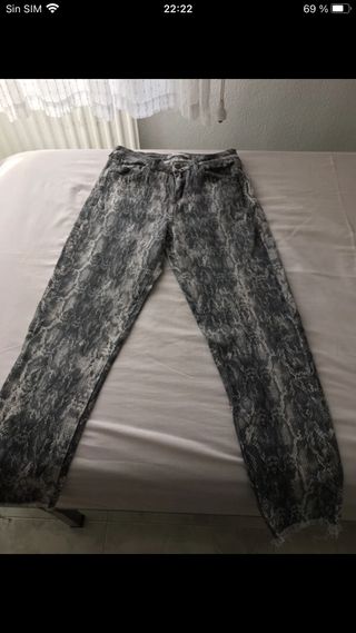 Pantalón vaquero estampado serpiente