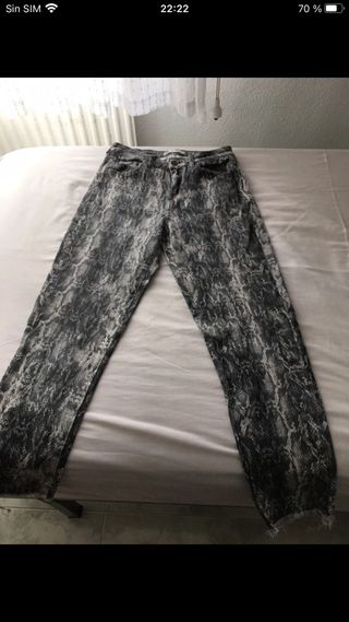 Pantalón vaquero estampado serpiente