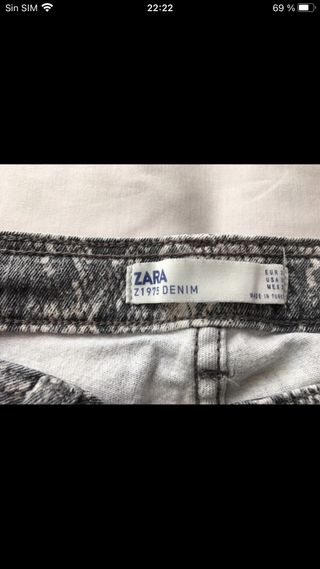 Pantalón vaquero estampado serpiente