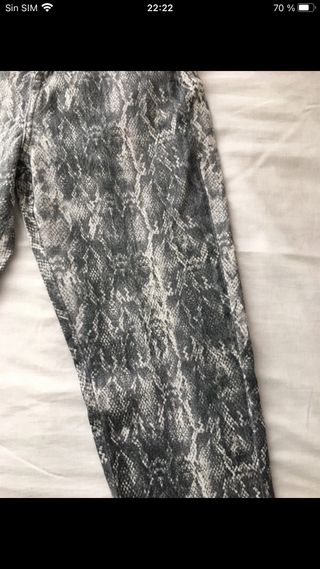Pantalón vaquero estampado serpiente