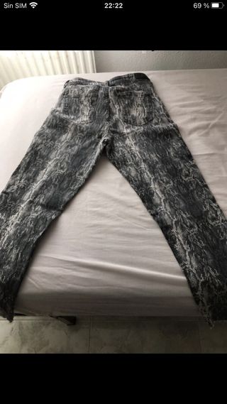 Pantalón vaquero estampado serpiente
