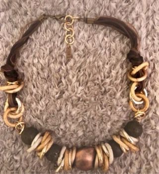 Collana elegante marrone e oro