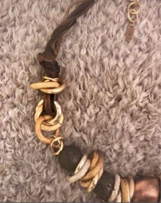 Collana elegante marrone e oro