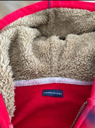 Casaco com capuz vermelho