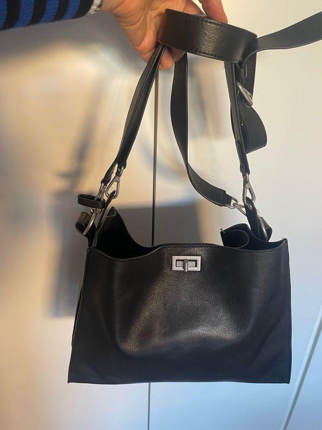 Bolso de piel negro, marca IKKS