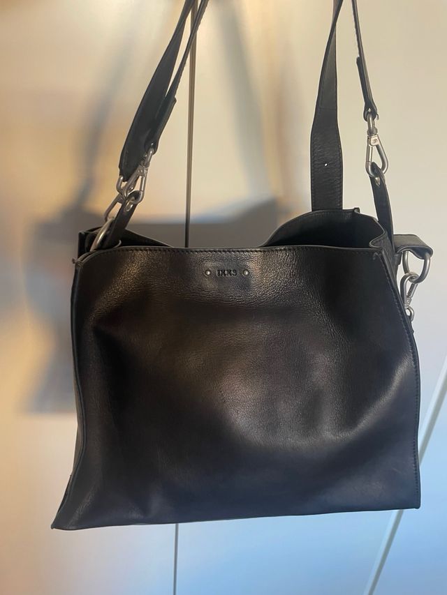 Bolso de piel negro, marca IKKS