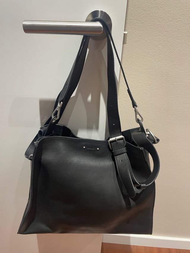 Bolso de piel negro, marca IKKS