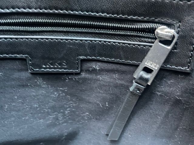 Bolso de piel negro, marca IKKS